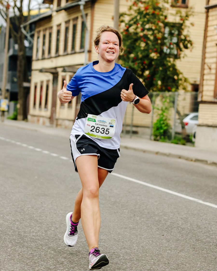 Katharina giving a thumbs up while running the Tallinn half marathon